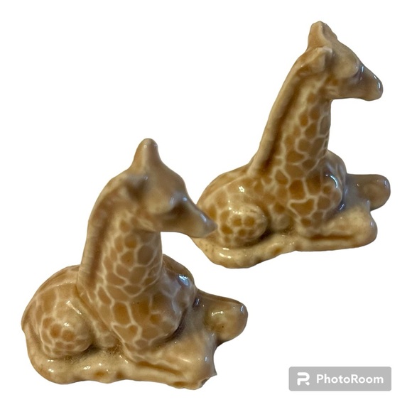 WADE Collectables - 2 GIRAFFES made of  porcelain ceramic /1.5” wide x 1.5” tall - Picture 1 of 6